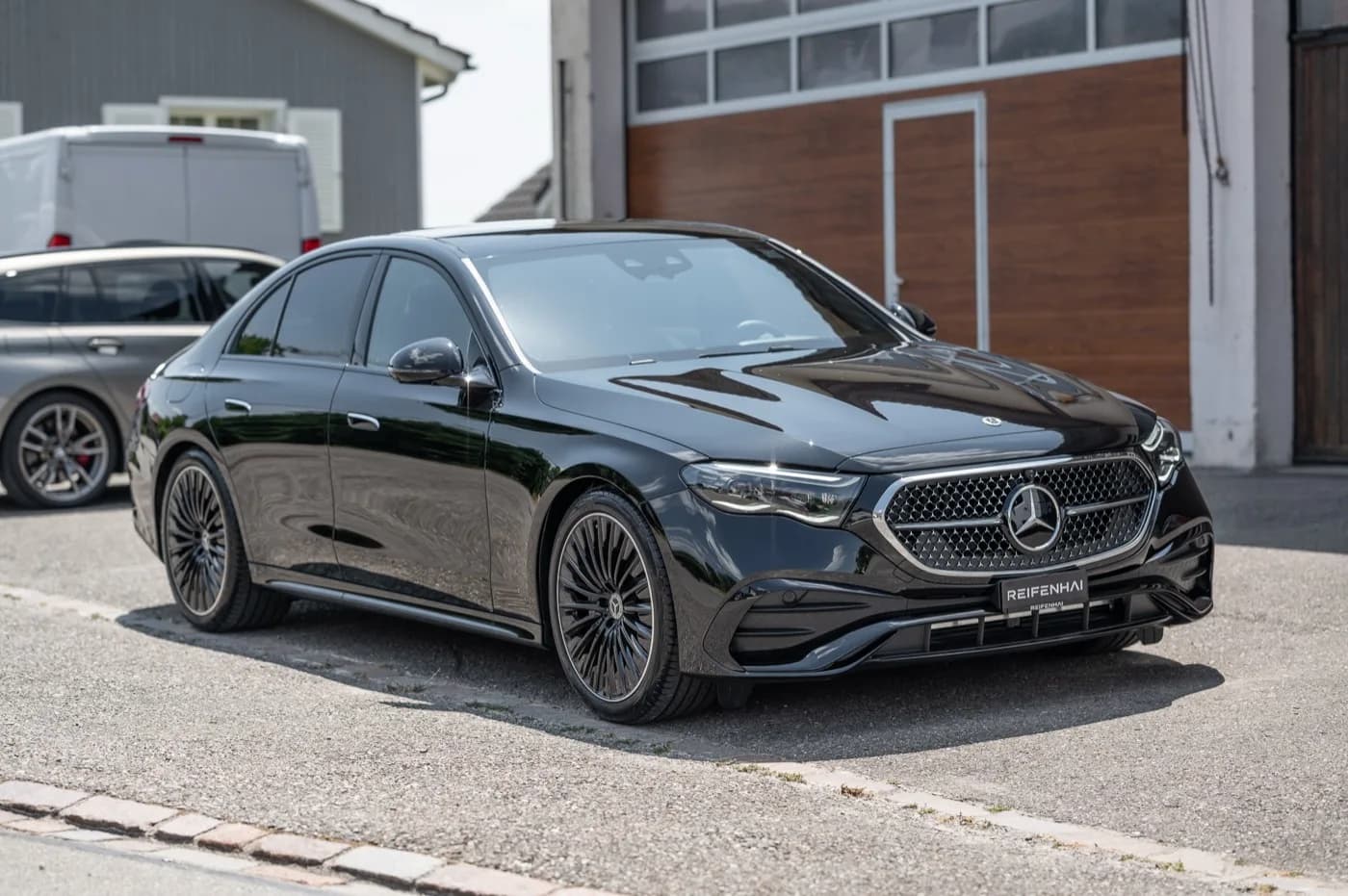 Importierte Mercedes E-Klasse vor der Werkstatt